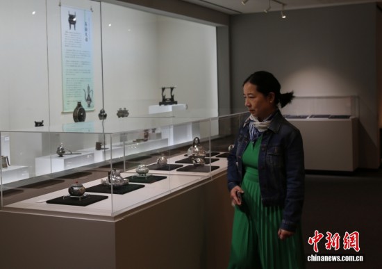 图为观众欣赏展品。