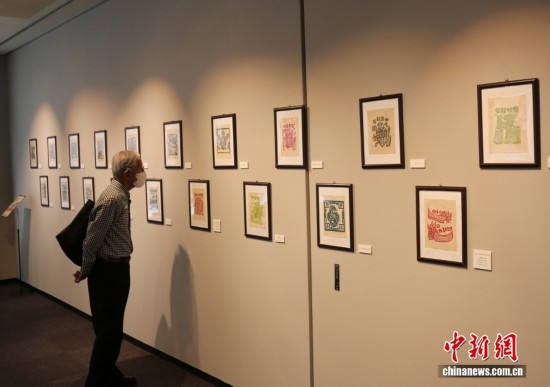 图为观众欣赏展品。