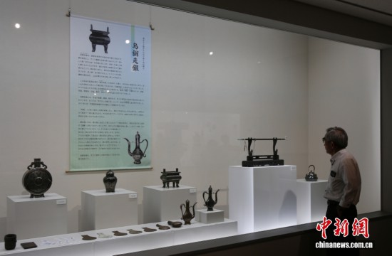 图为观众欣赏展品。