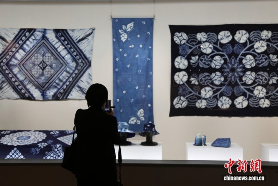 图为观众欣赏展品。