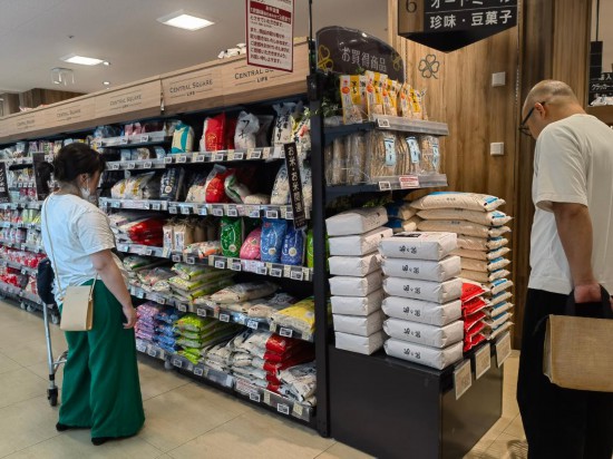    2025年5月21日，顧客在日本東京的一家超市購買大米（手機照片）。新華社記者 胡曉格 攝