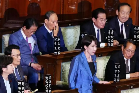 2025年10月21日,日本自民党总裁高市早苗(前排右二)在东京参加临时国会众议院首相指名选举。新华社记者贾浩成摄
